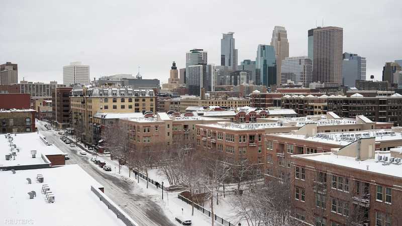 الزائر الأبيض يغطي وسط مدينة إلينوي الأميركية